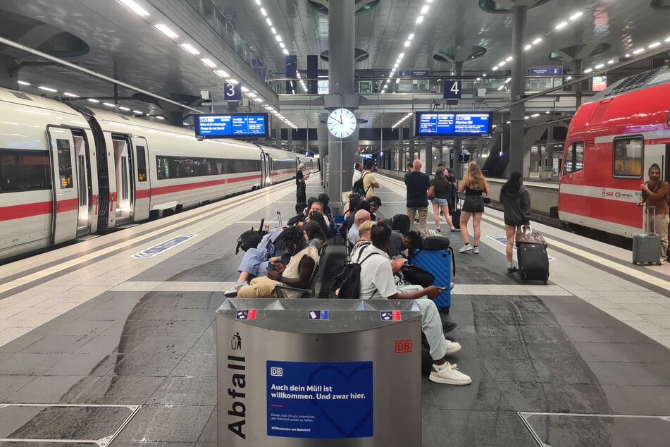 Wegen der beschädigten Brücke müssen Reisende im Regional- und Fernverkehr derzeit mit Zugausfällen, Umleitungen und teils erheblichen Verspätungen rechnen. (Symbolfoto)