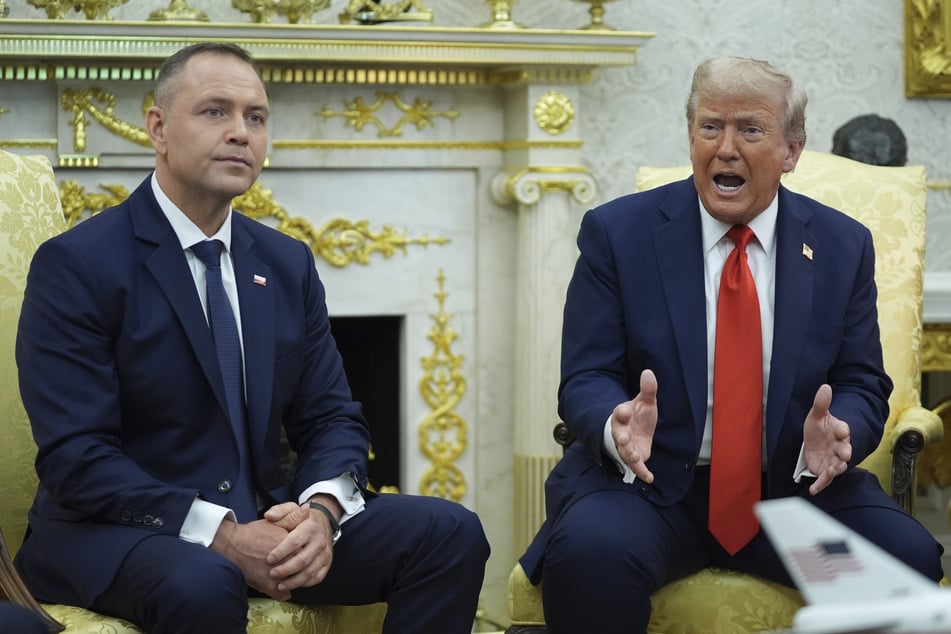 US-Präsident Donald Trump (79, r.) spricht während eines Treffens mit dem polnischen Präsidenten Karol Nawrocki (42) im Oval Office des Weißen Hauses.