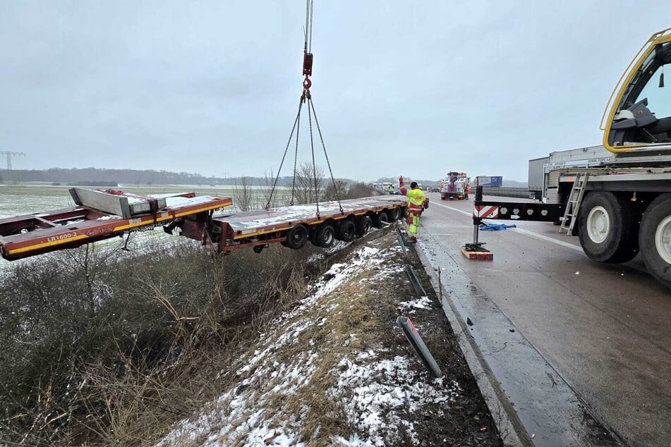 Ein Kran zieht den Auflieger weg von der Unfallstelle.