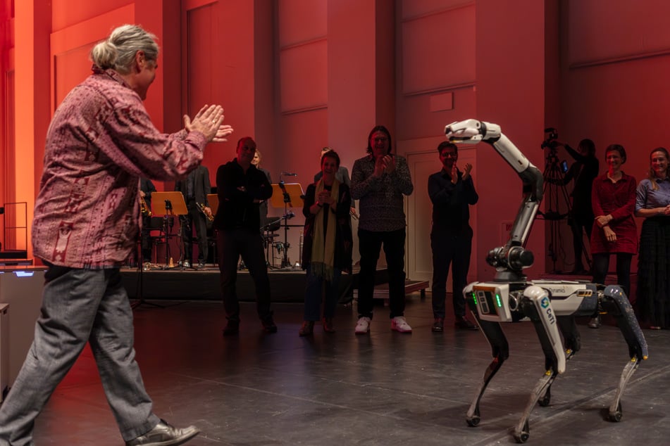 Auch Intendant Markus Rindt (56) hat den Roboterhund Spot ins Herz geschlossen.