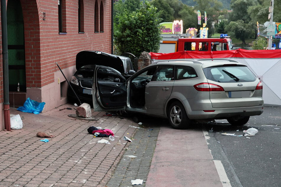 Mehrere Personen sind durch ein Auto auf der Kerb in Großwallstadt verletzt worden. Die Polizei ermittelt in mehrere Richtungen.