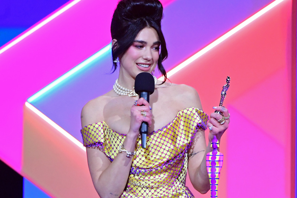 Dua Lipa nahm den Preis für die beste Solokünstlerin während der Brit Awards 2021 in der O2 Arena entgegen.