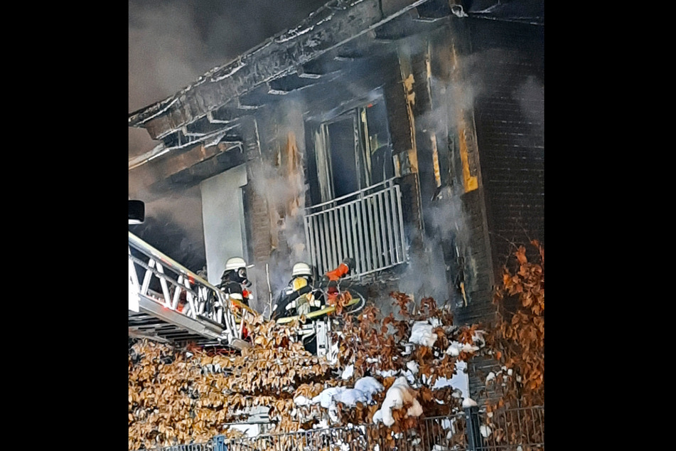 Das Haus wurde durch die Flammen massiv beschädigt.