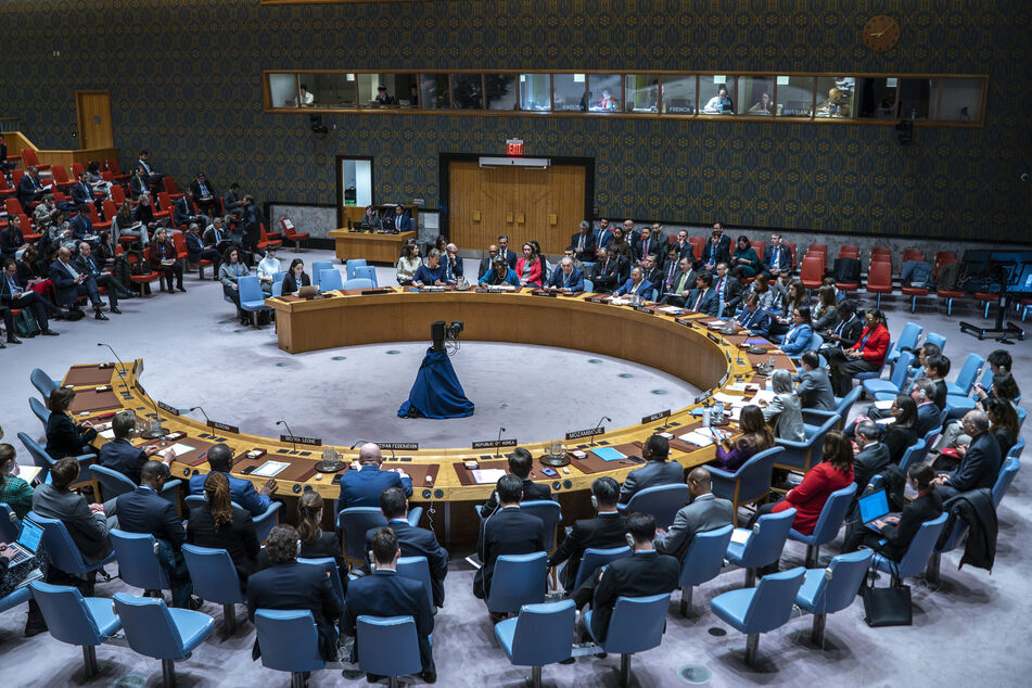 Am Freitag hatten die USA im UN-Sicherheitsrat einen Resolutionsentwurf zur Abstimmung gestellt, in dem Washington erstmals die "Notwendigkeit einer sofortigen und dauerhaften Waffenruhe" im Gazastreifen betonte, um Hilfslieferungen zu ermöglichen.