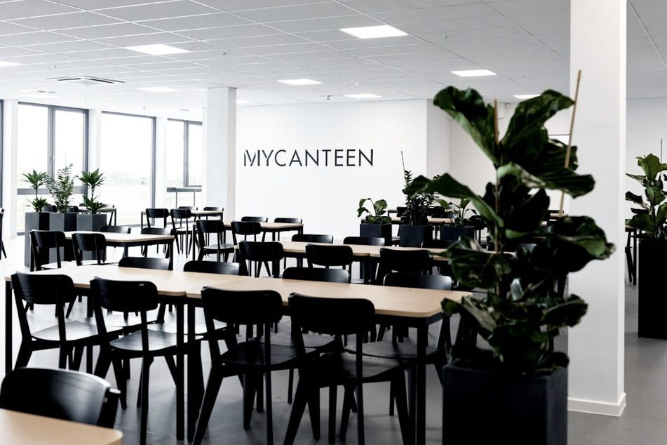 The modern and stylish canteen invites you to take a break with fresh delicacies.
