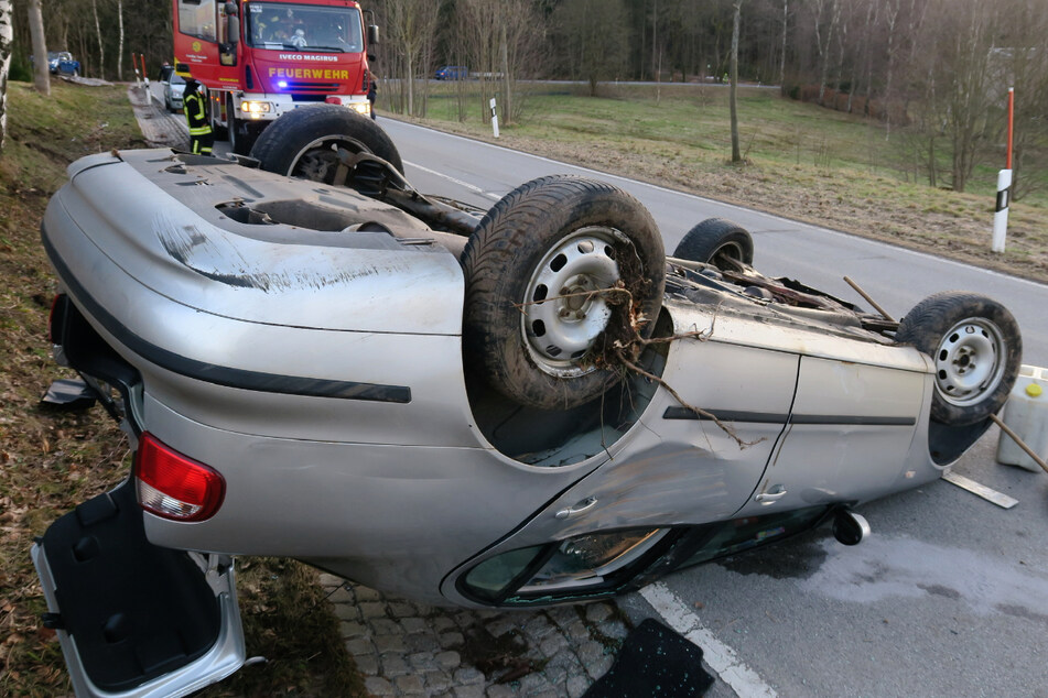 Unfall im Erzgebirge: Seat überschlägt sich auf der Landstraße