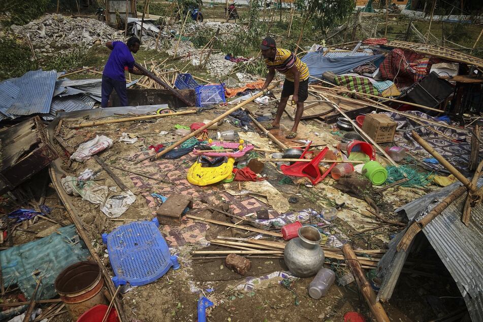Menschen bergen Habseligkeiten aus ihren beschädigten Häusern auf der Insel Saint Martin.