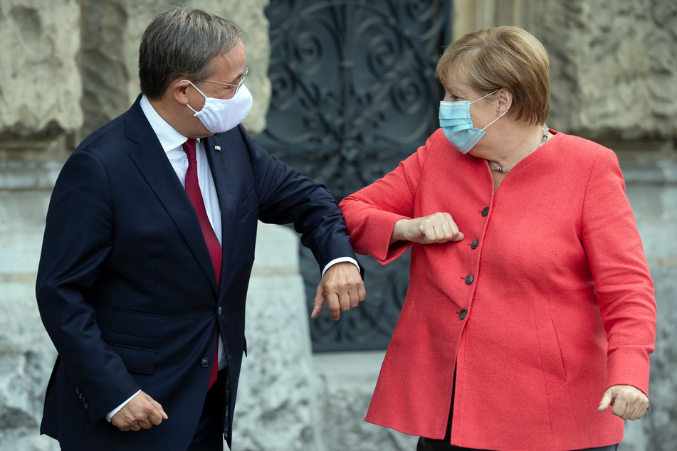 Düsseldorf: Bundeskanzlerin Angela Merkel (CDU) wird von Armin Laschet (CDU), Ministerpräsident von Nordrhein-Westfalen begrüßt.