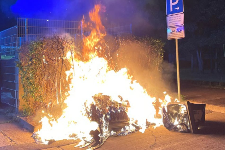 In der Nacht zu Samstag brannten mehrere Mülltonnen an der Singerstraße.