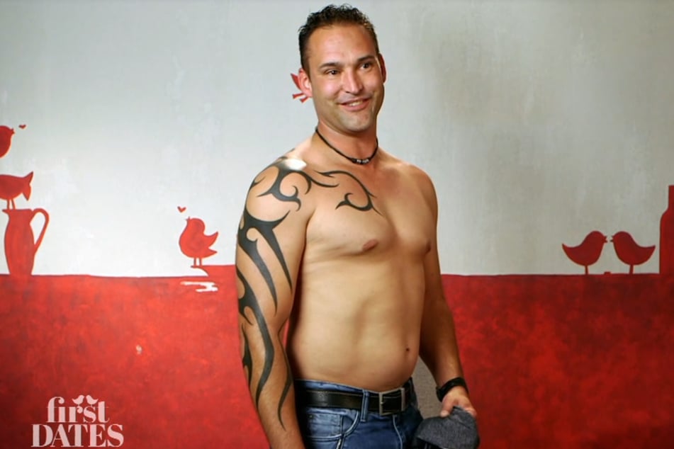Michael (41) ist stolz auf sein neues Tattoo und hofft, dass es seinem Date auch gefällt.