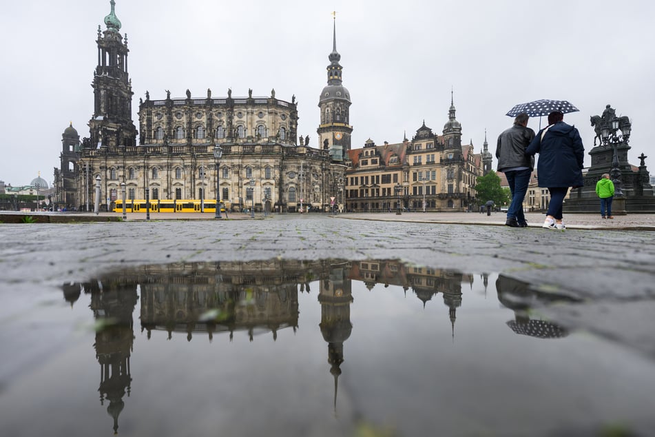 Am Donnerstagmorgen war man mit einem Regenschirm in Dresden gut beraten. (Archivfoto)