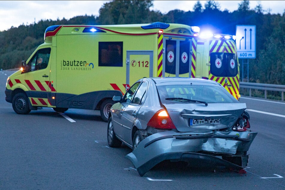 Unfall A4: Stauende übersehen! Kleinwagen kracht auf Ford - Vier Personen verletzt