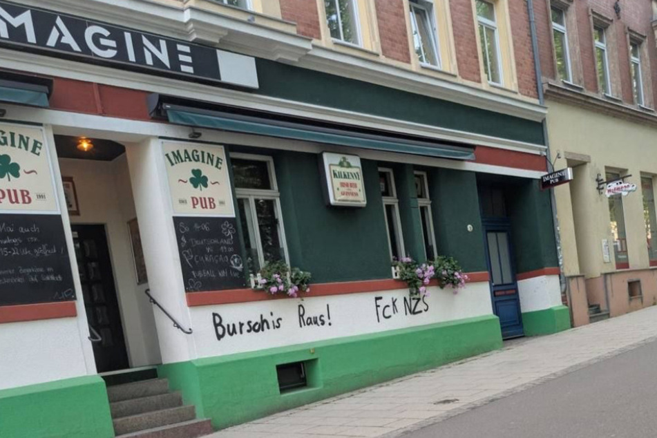 Auch die Außenwand des "Imagine Pub" wurde in Mitleidenschaft gezogen. Dort fand Montagabend eine Veranstaltung der Verbindung statt.