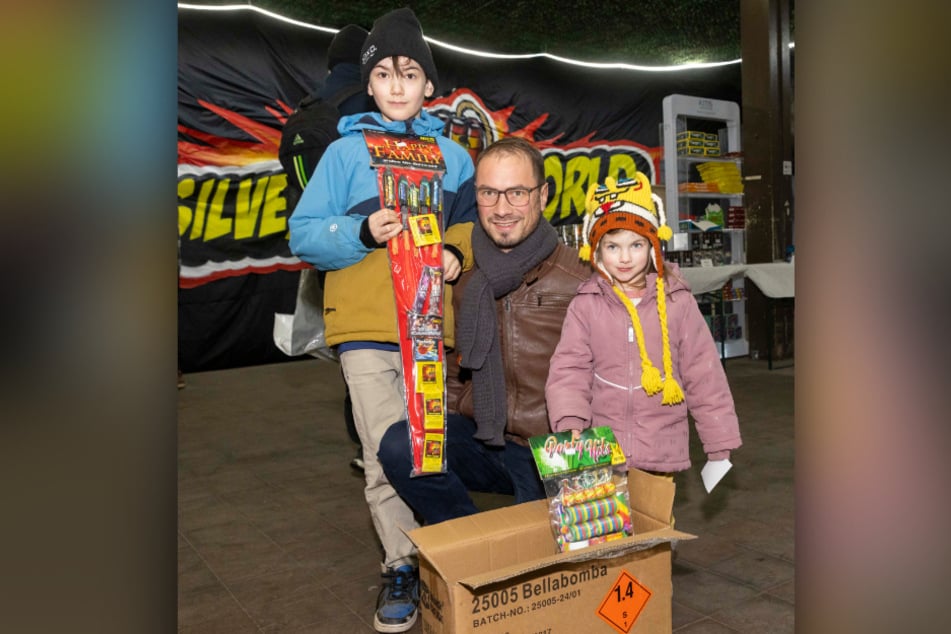 Mirko Riede (40) kaufte ebenfalls ein paar Raketen mit seinen Kindern Mathilda (4) und Fritz (8).