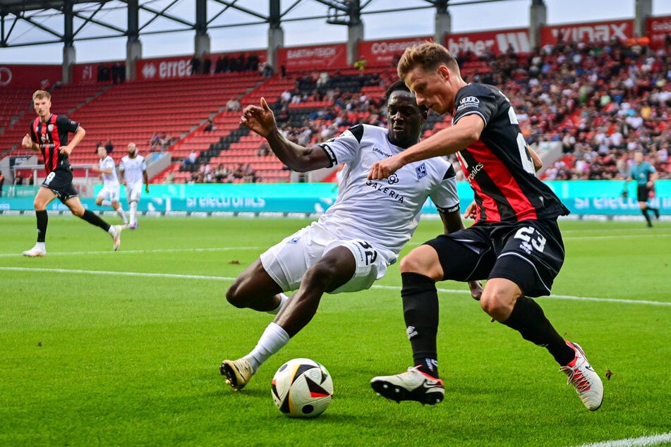 Moritz Seiffert (r.) im Zweikampf mit Kennedy Onyedika Okpala (SVWM).