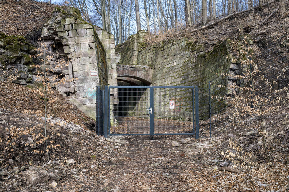 Weil ein Bauzaun immer wieder umgeworfen wurde, versperrt jetzt ein massiver Zaun den Zugang.