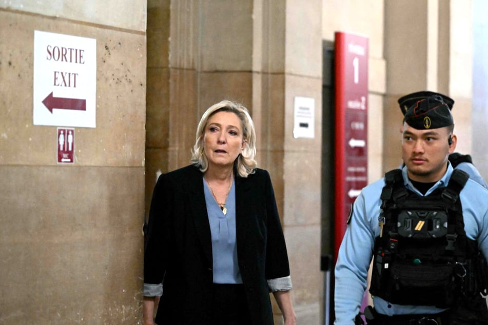 Ein Berufungsgericht hat die Verurteilung von Marine Le Pen (57) bestätigt. Eine Präsidentschaftskandidatur 2027 ist damit fraglich.