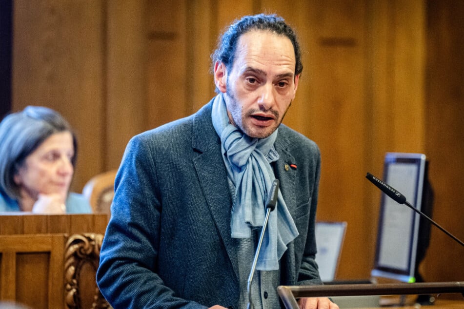 Enrico Hilbert (BSW) lässt sich nur bei besonders wichtigen Reden im Stadtrat-Livestream zeigen.
