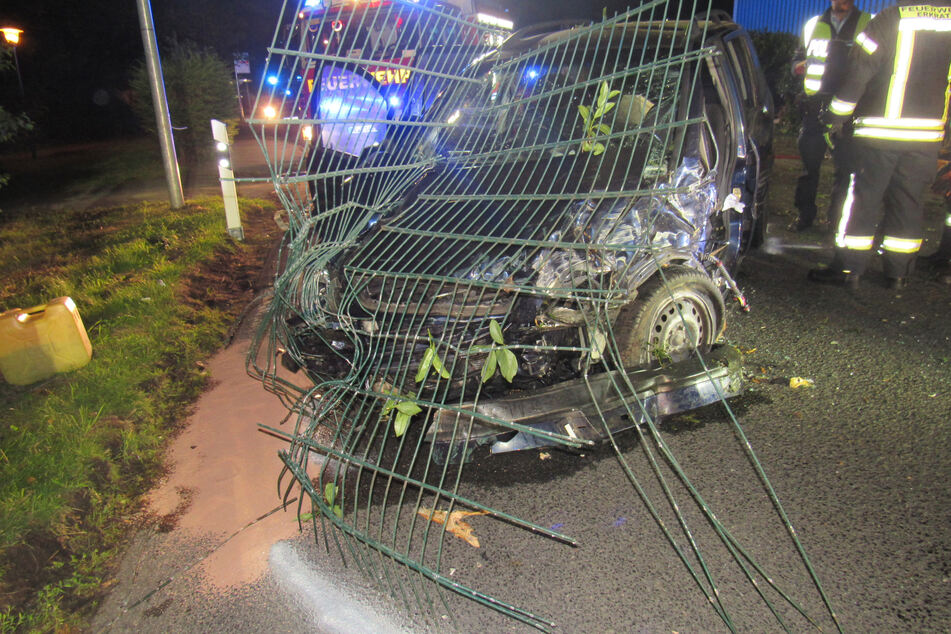 Der Opel Zafira fuhr in einen Metallzaun und gegen eine Betonmauer.