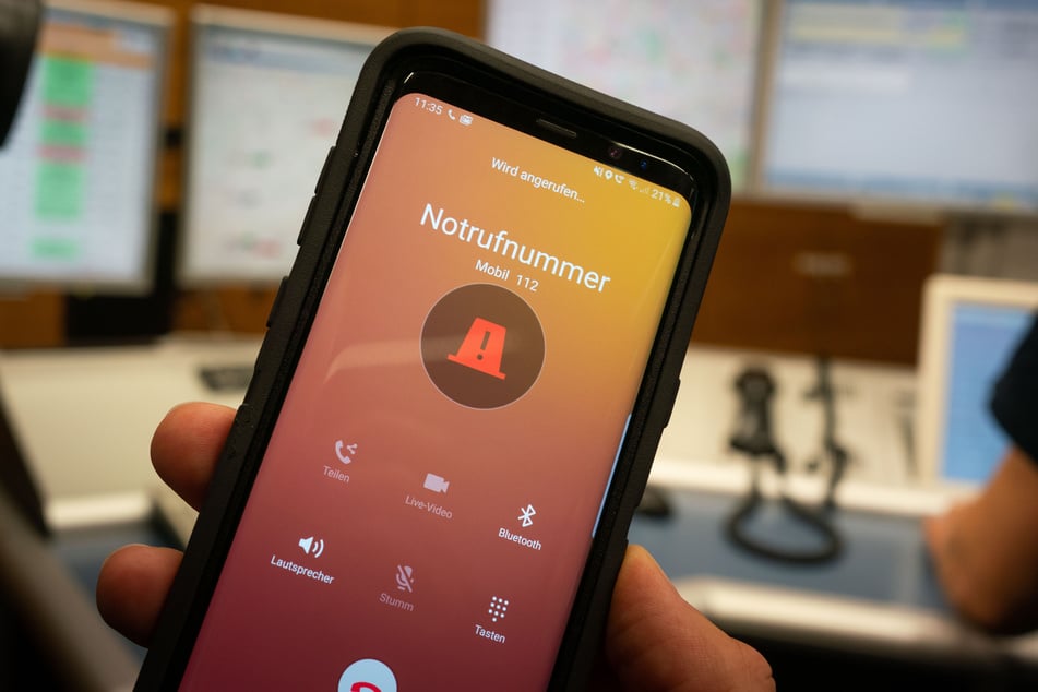 Immer mehr Handys und smarte Uhren können den Sturz oder Unfall ihres Besitzers erkennen und dann automatisch den Notruf verständigen. (Symbolbild)