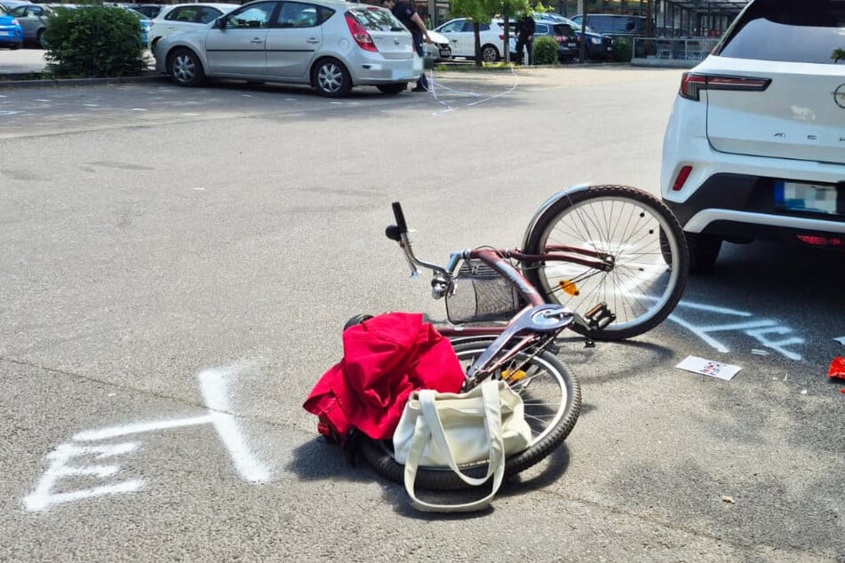 Radfahrerin auf Parkplatz von Rentnerin angefahren und schwer verletzt