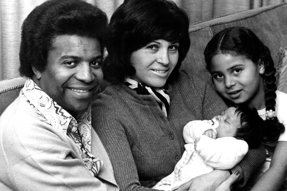 Roberto Blanco, seine damalige Schweizer Ehefrau Mireille und die sechsjährige Tochter Mercedes stellen 1971 ihren Familienzuwachs vor: die kleine Patricia.
