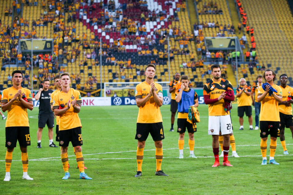 Dynamo Dresden um Kapitän Tim Knipping (M.) verabschiedet sich nach dem Pokal-Aus von den Fans im Rudolf-Harbig-Stadion.