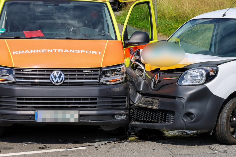 Unfall im Erzgebirge: Renault kracht gegen Krankenwagen