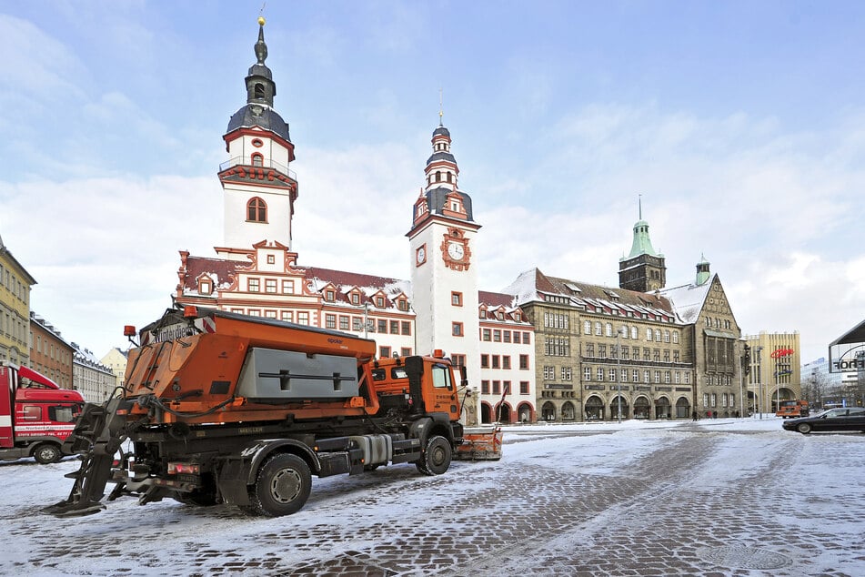Der ASR-Winterdienst räumt den Chemnitzer Neumarkt. Wie teuer die Einsätze dieses Jahr werden, hängt vom Wetter ab.