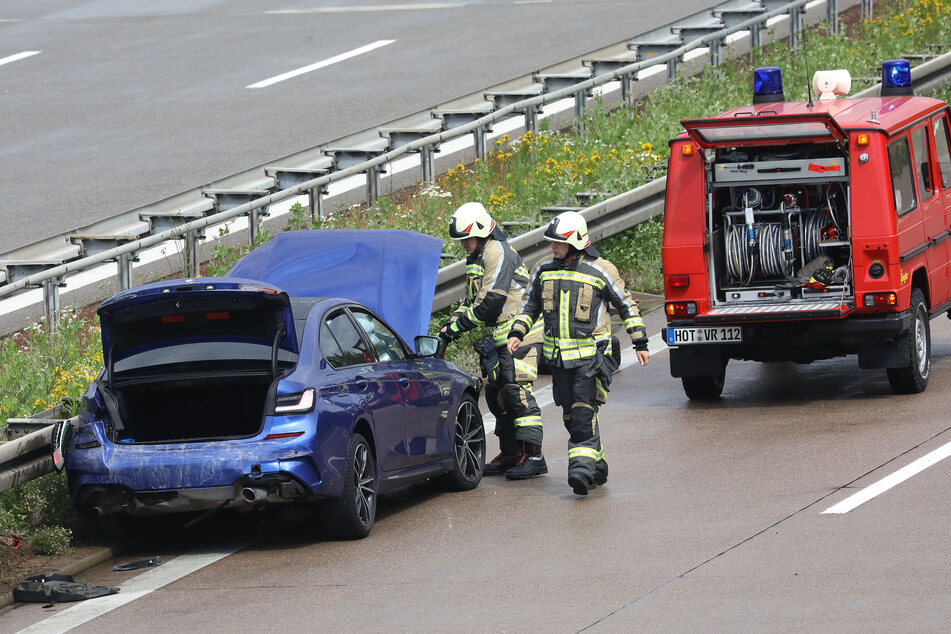 Ein BMW-Fahrer krachte am Mittwochnachmittag auf der A4 gegen eine Leitplanke.