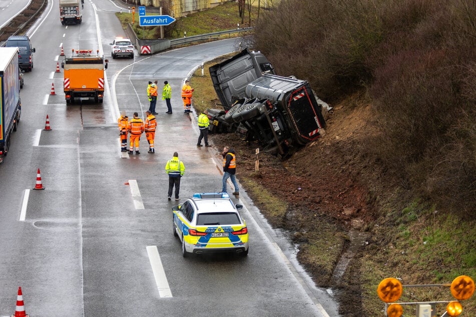 Ein Sattelzug landete auf der A66 offensichtlich nach einem Ausweichmanöver im Straßengraben. Ein wahres Verkehrschaos war die Folge.