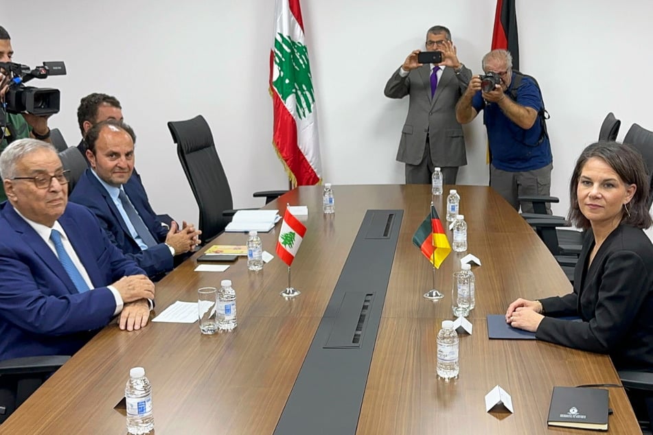 Bundesaußenministerin Annalena Baerbock (Bündnis 90/Die Grünen, 42) und Abdallah Bou Habib (81), geschäftsführender Außenminister des Libanon, sitzen sich bei ihrem Gespräch in der libanesischen Hauptstadt Beirut gegenüber.