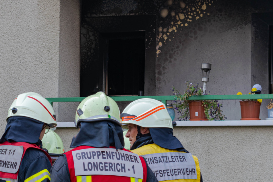 Die Feuerwehr rettete mehrere Personen aus dem Gebäude.