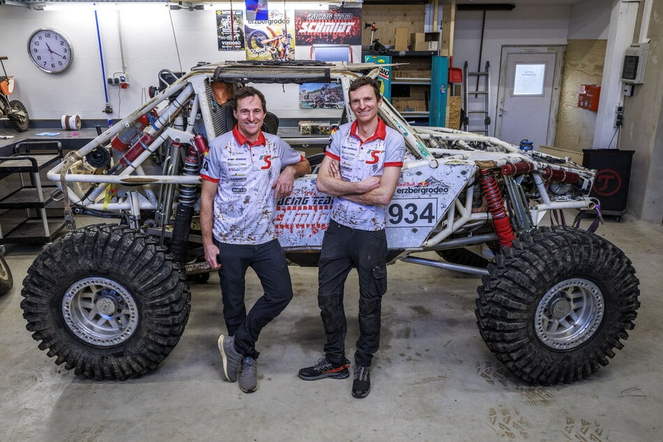 Philipp (38) und Franz (32) Schmidt in ihrer Garage im verschlafenen Sora. Das "Racing Team Schmidt" ist Europameister.