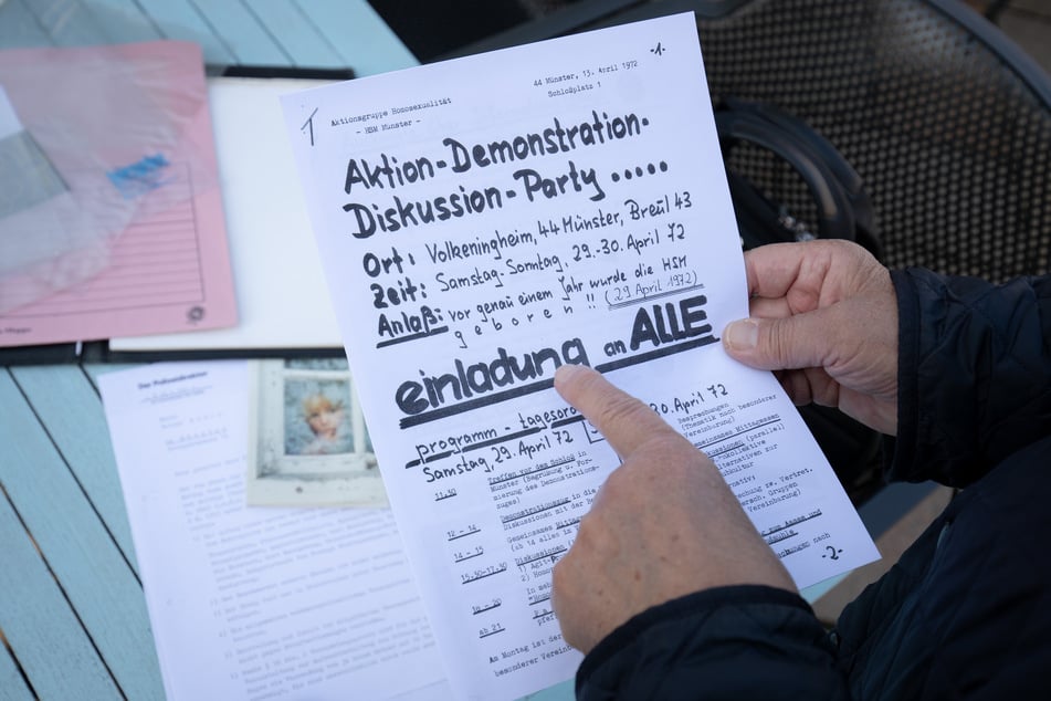 Ein Teilnehmer der damaligen Demo hält die Einladung zur Veranstaltung.