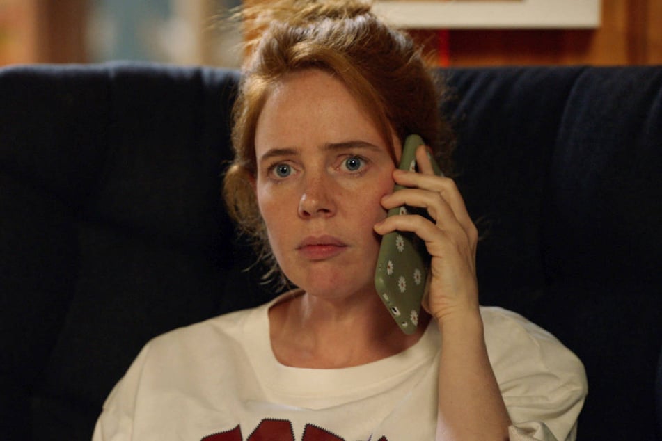Toni erfährt von "Schmitti", dass er eine Kopie ihrer Krankenhausakte ausfindig gemacht hat.
