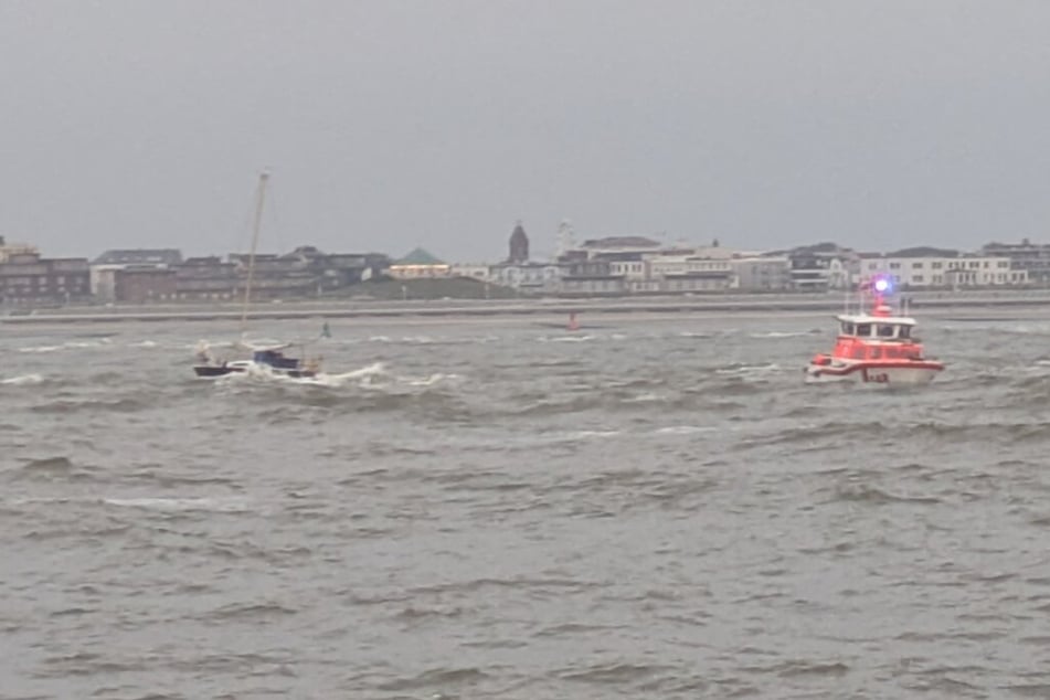 Die Segler waren mit ihrem Boot in eine lebensgefährliche Lage geraten.