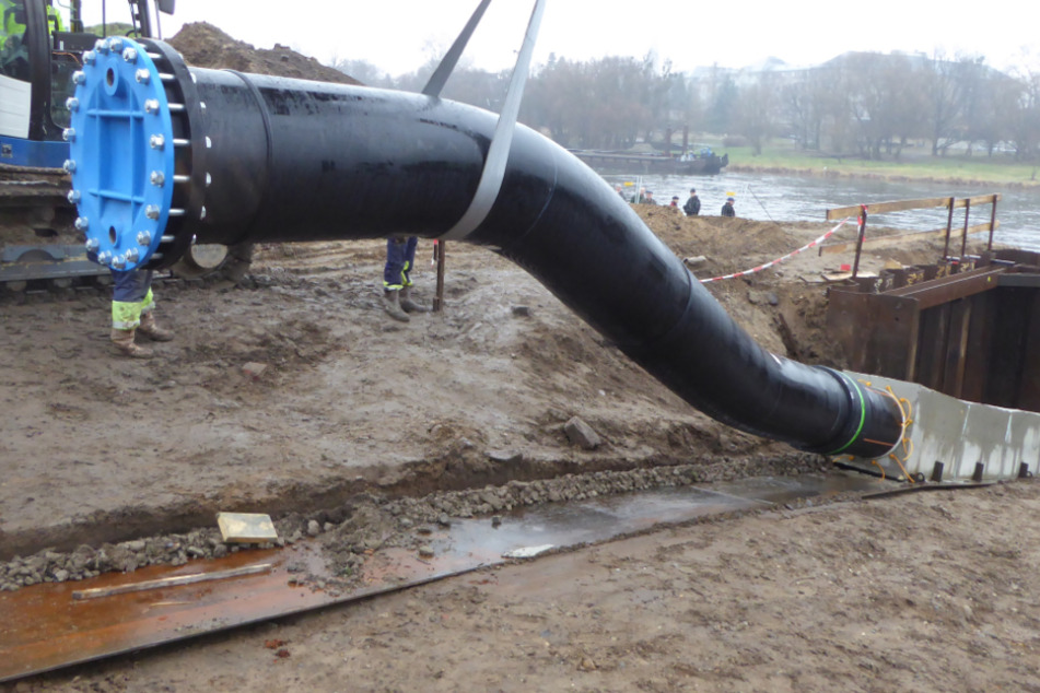 Durch ein Rohr wie dieses in der Johannstadt soll das Abwasser künftig auf die andere Elbseite fließen.