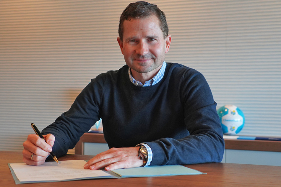 Marc Arnold, neuer Geschäftsführer Sport des Chemnitzer FC nach seiner Vertragsunterschrift im CFC-Stadion.