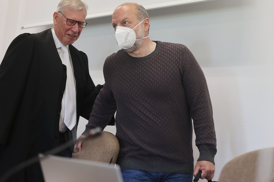 Thomas Drach (61, r.) und sein Anwalt Dirk Kruse vor Prozessbeginn.