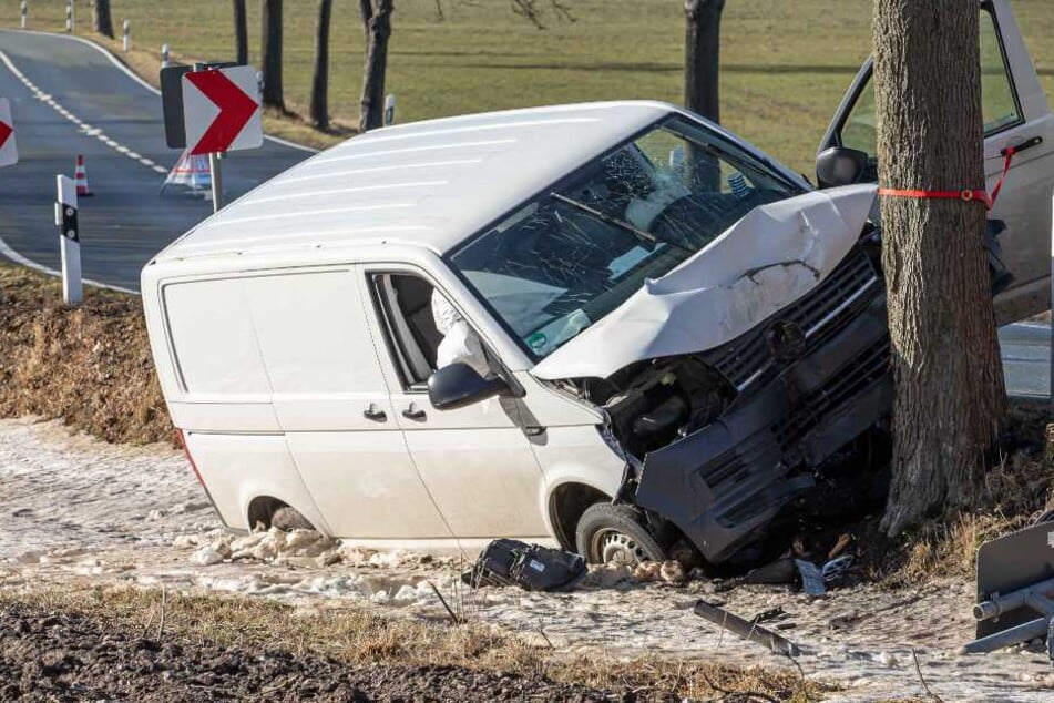 Schwerer Baum-Crash im Vogtland: Transporter-Fahrer im Krankenhaus