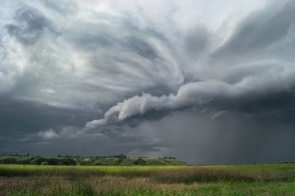 Sonne und Wolken geben sich auch zu Beginn der neuen Woche in Sachsen die Klinke in die Hand. In einer Region warnt der Deutsche Wetterdienst (DWD) jedoch vor Gewittern und sogar stürmischen Böen. (Symbolbild)