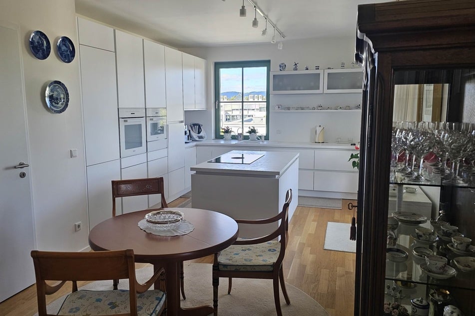 Tiefgarage, Balkon, Fußbodenheizung und Einbauküche: In Pirna ist diese Wohnung frei