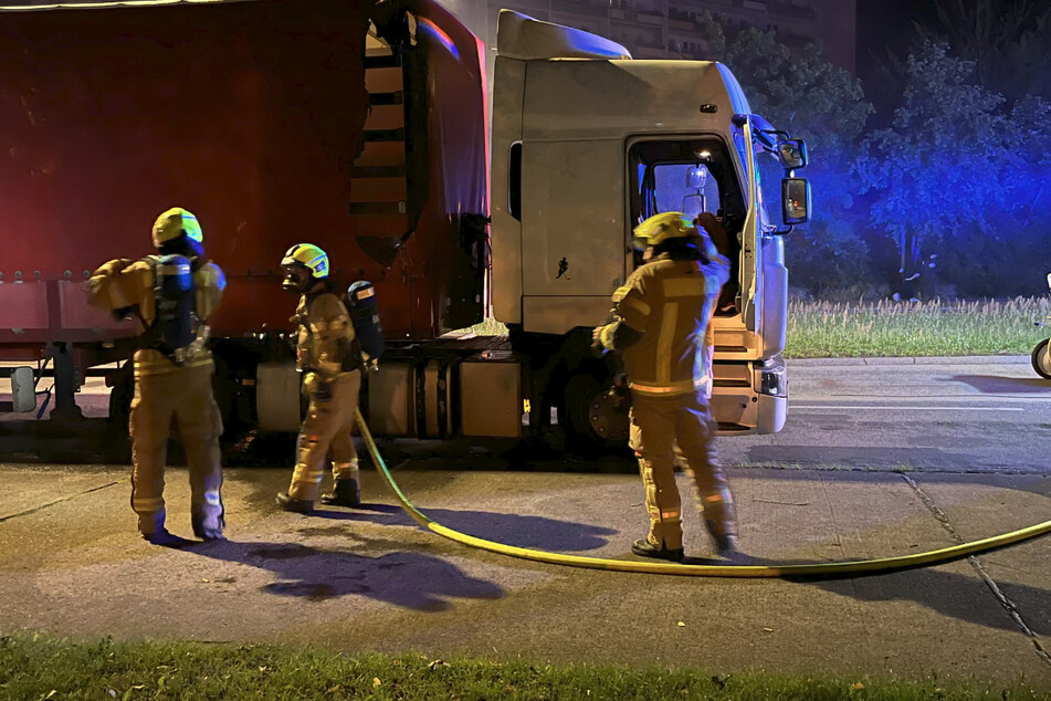 Berlin: Brummi-Fahrer noch im Führerhaus! Feuerteufel zündet Lastwagen an