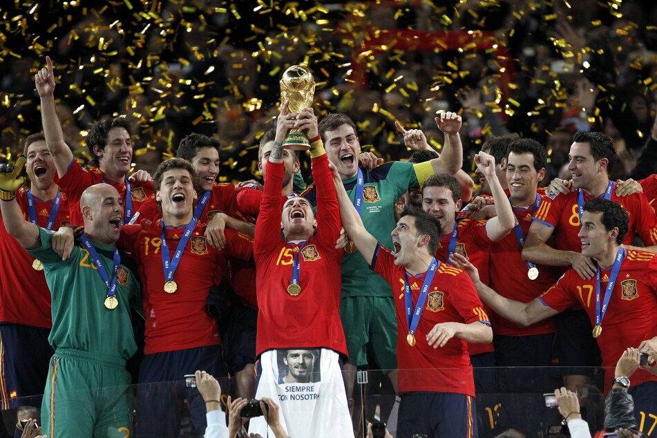 Sergio Ramos größter Moment seiner Nationalelf-Karriere im Jahr 2010: Der Verteidiger (Nr. 15) streckt den WM-Pokal nach dem gewonnenen Finale gegen die Niederlande (1:0 n.V.) in die Höhe.