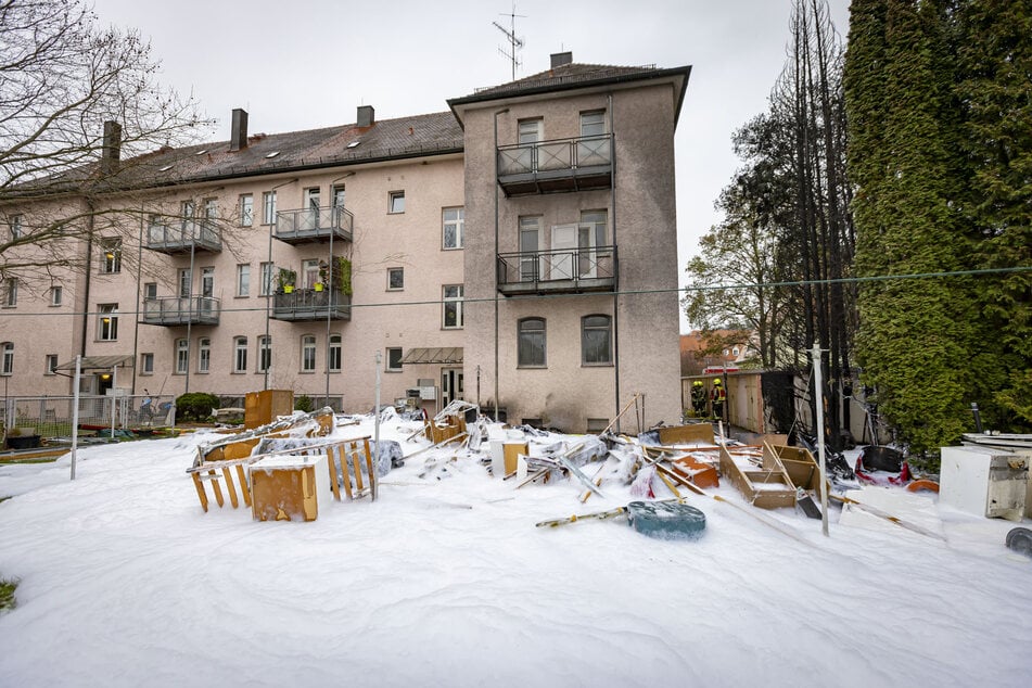 In einem Hinterhof hatte ein Grillplatz Feuer gefangen, die Flammen griffen dann unter anderem auf Sperrmüll über.