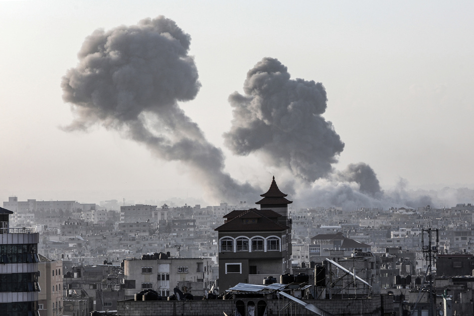 Rauch steigt nach israelischen Luftangriffen in der Nähe des Grenzübergangs Rafah auf.