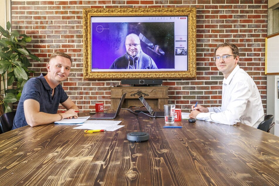 Die TAG24-Redakteure Lennart Zielke (28, l.) und Hermann Tydecks (41) ließen sich die Beobachtungen aus dem Weltall von "value.space"-Gründer Agu Leinfeld (46, Hintergrund) erklären.