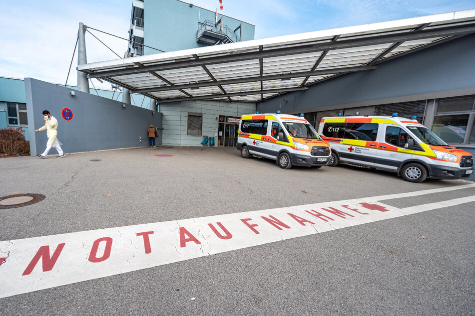 Krankenwagen stehen vor der Notaufnahme der Rottal-Inn Kliniken in Eggenfelden. Die Kapazitäten des Krankenhauses sind nach Angaben der Klinikleitung in dem Corona-Hotspot ausgeschöpft.