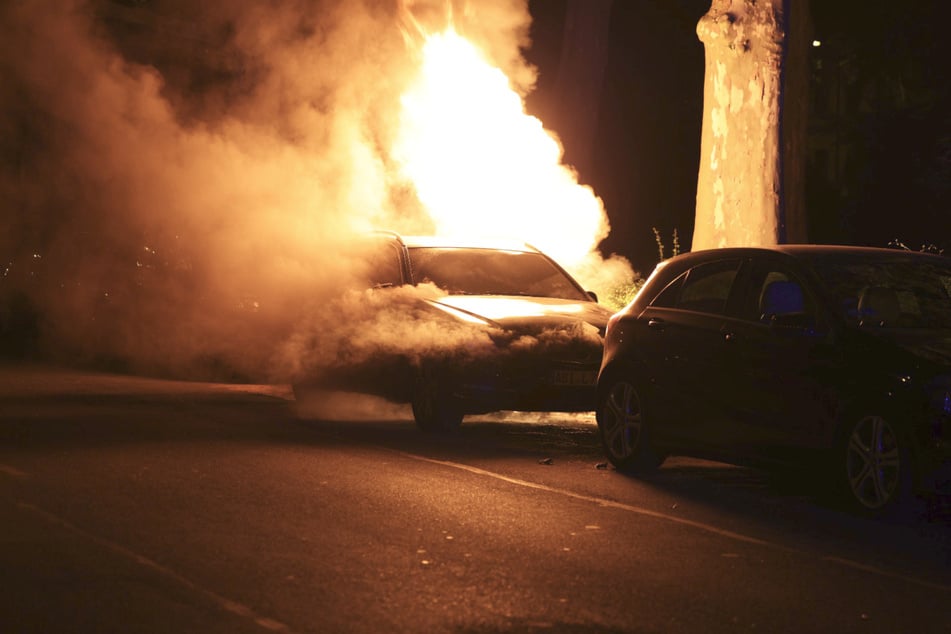 Nicht nur Barrikaden brannten im Laufe der Nacht, auch Autos wurden angezündet.